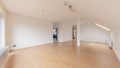 großzügiges Wohnzimmer