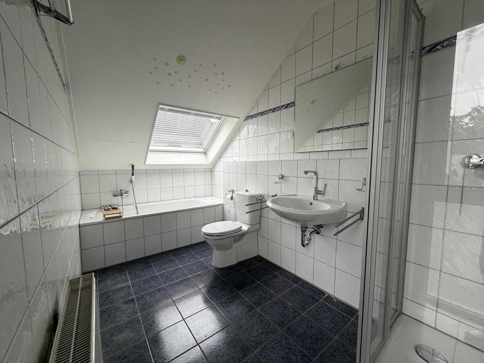Badezimmer mit Wanne...