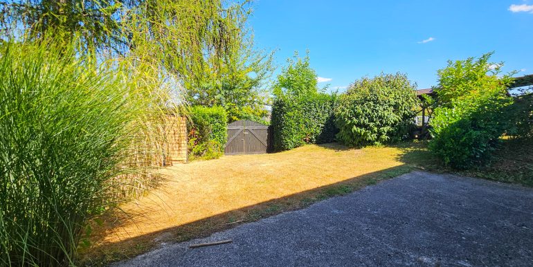 Gartenbereich mit Tor
