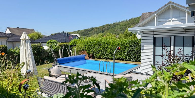 Gartenansicht mit Pool