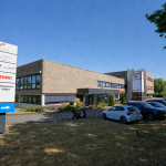 Zufahrt zum Bürohaus in guter Sichtlage