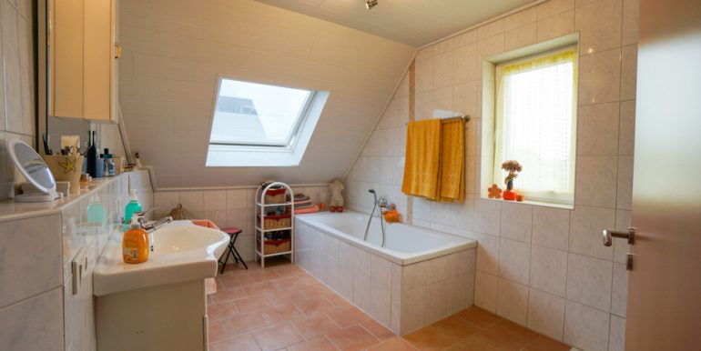 Tageslichtbad mit Wanne