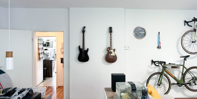 geräumiges Wohnzimmer