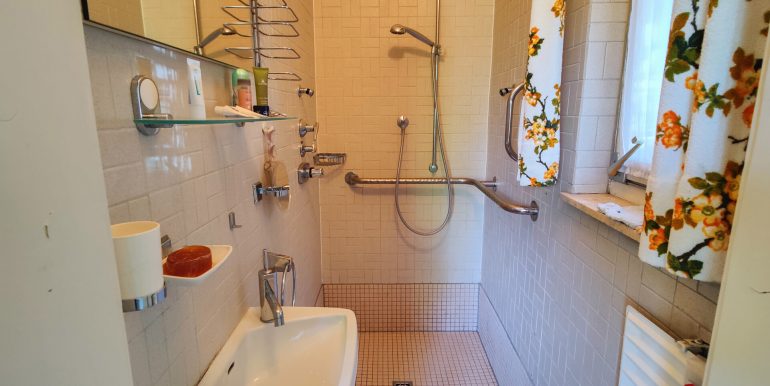 Dusche (ggf. AR) EG