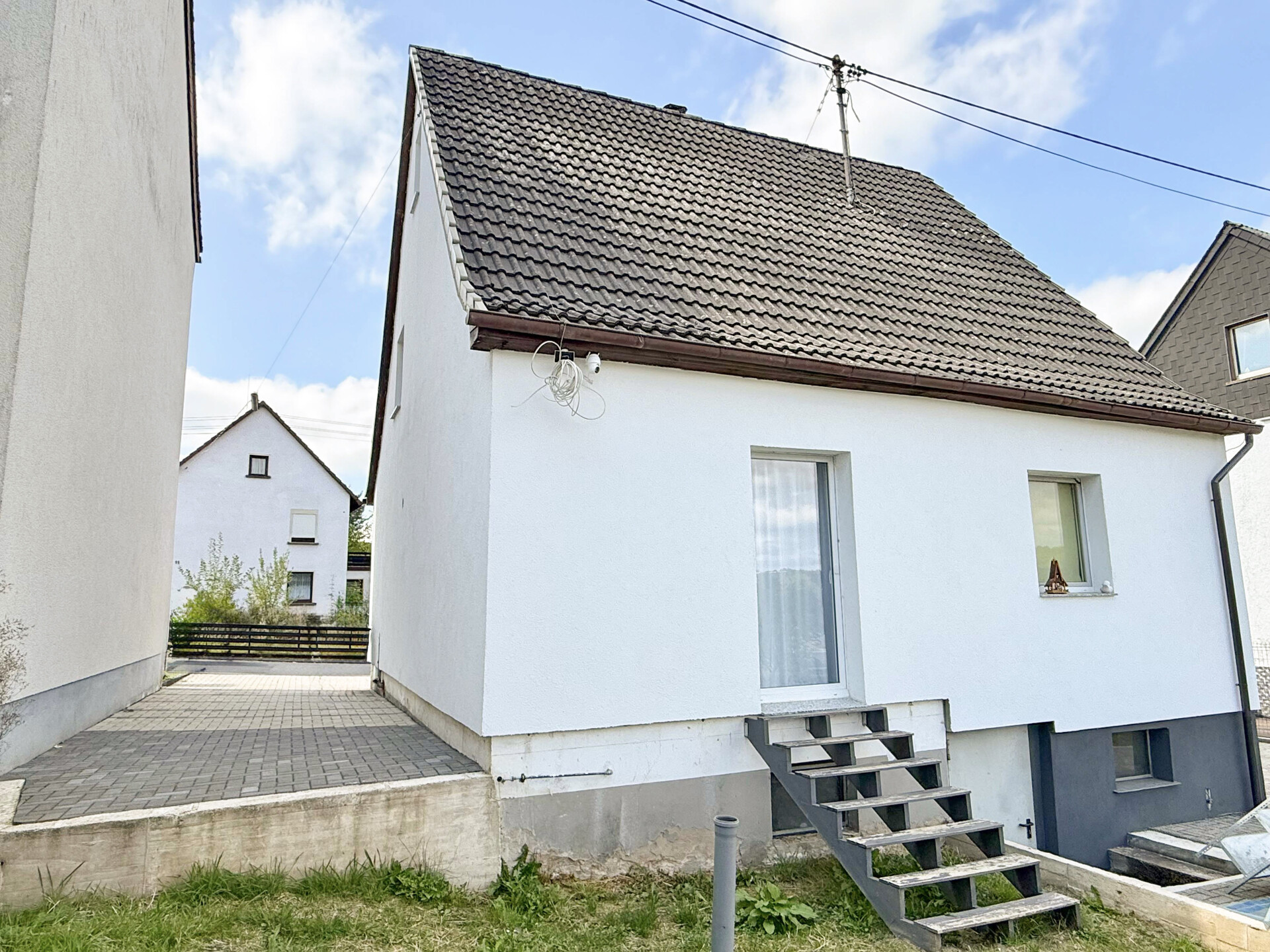Seitenansicht mit Stellplatz