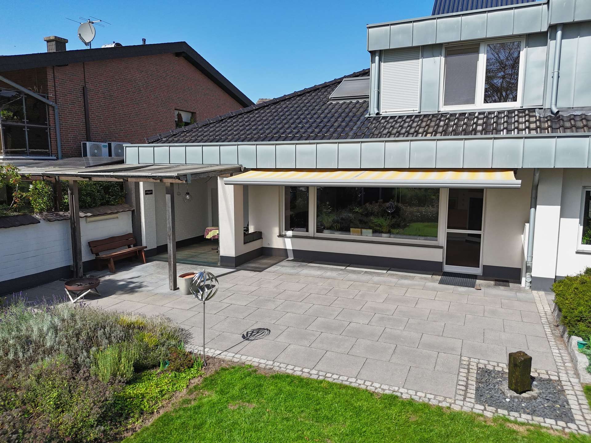 über 50m² große Terrasse