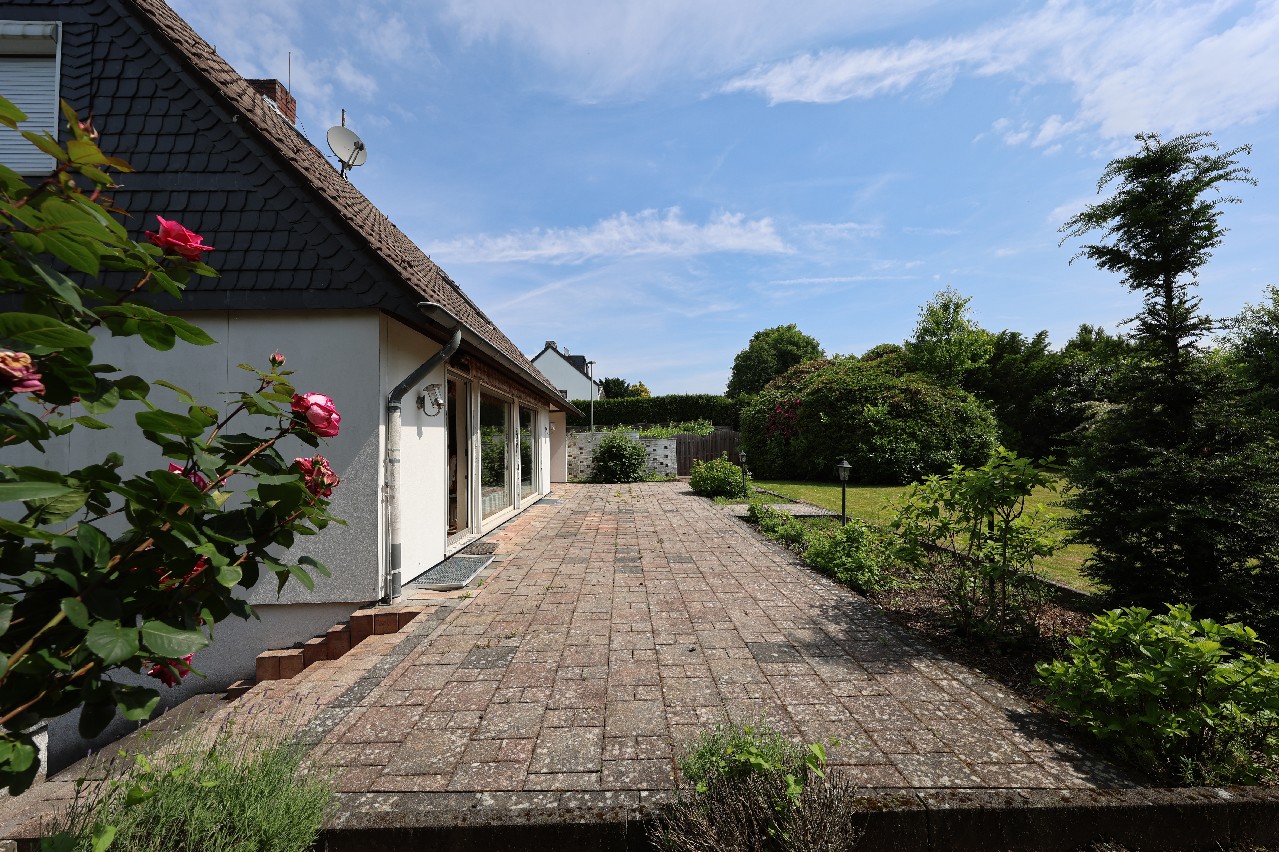 Terrasse über die gesamte Hausbreite