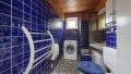 Badezimmer mit Dusche und Waschmaschienenanschluss