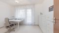 weiteres Zimmer mit Zugang zur Loggia