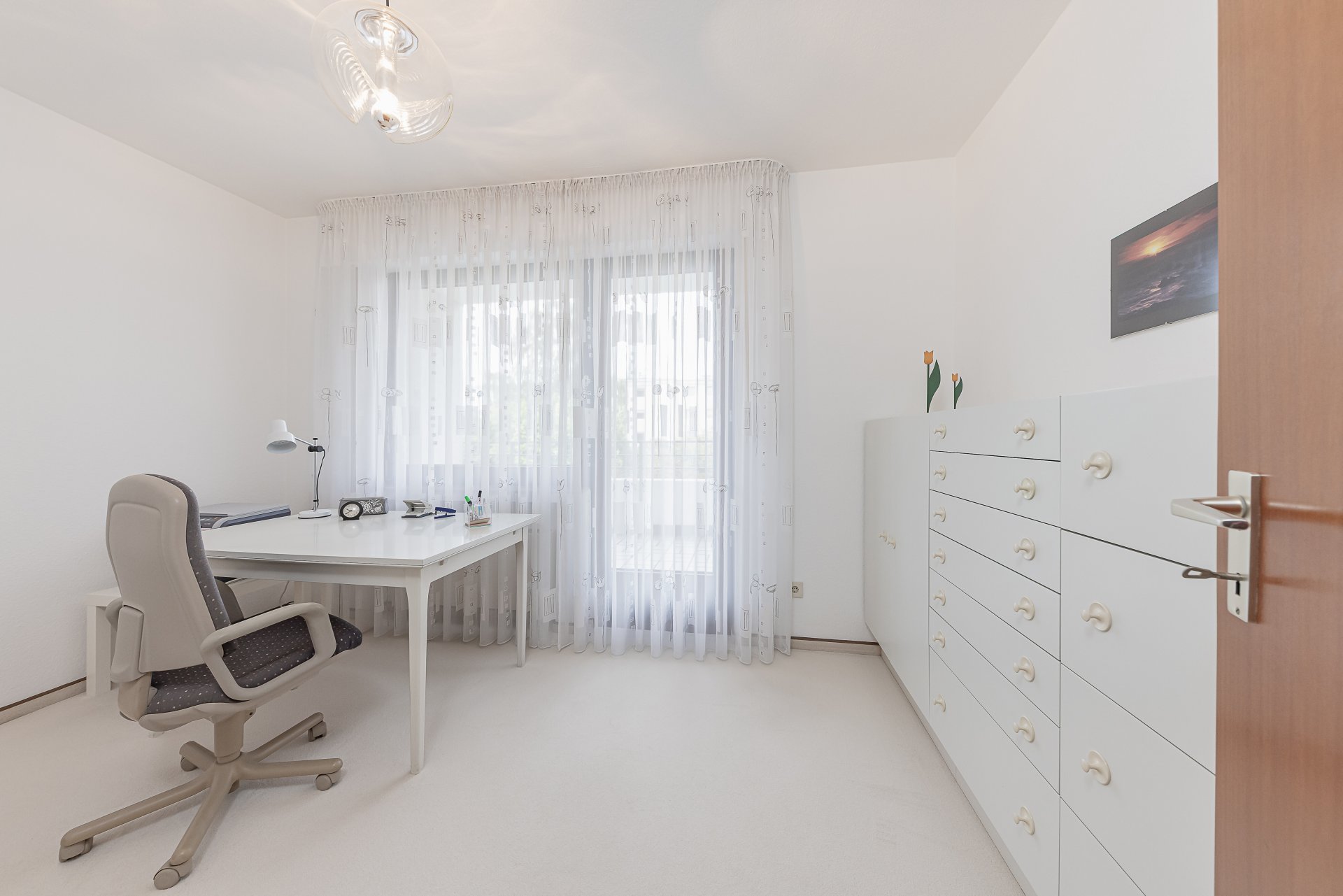 weiteres Zimmer mit Zugang zur Loggia